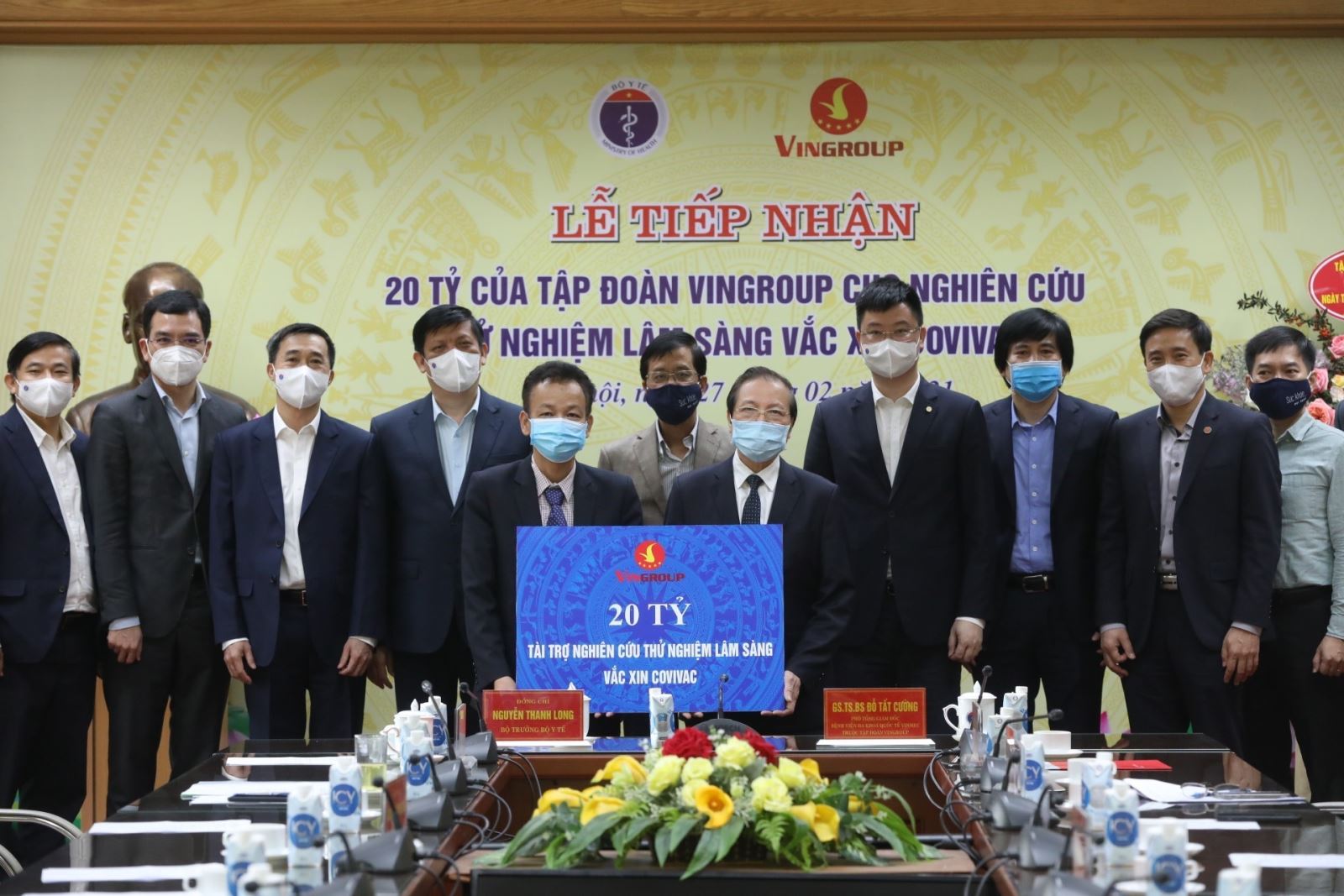 Lễ tiếp nhận 20 tỷ đồng của Tập đoàn Vingroup cho nghiên cứu thử nghiệm lâm sàng vaccine phòng ngừa COVID-19 “Made in Vietnam” COVIVAC do Viện Vắc xin và Sinh phẩm Y tế (IVAC) trực thuộc Bộ Y tế sản xuất.