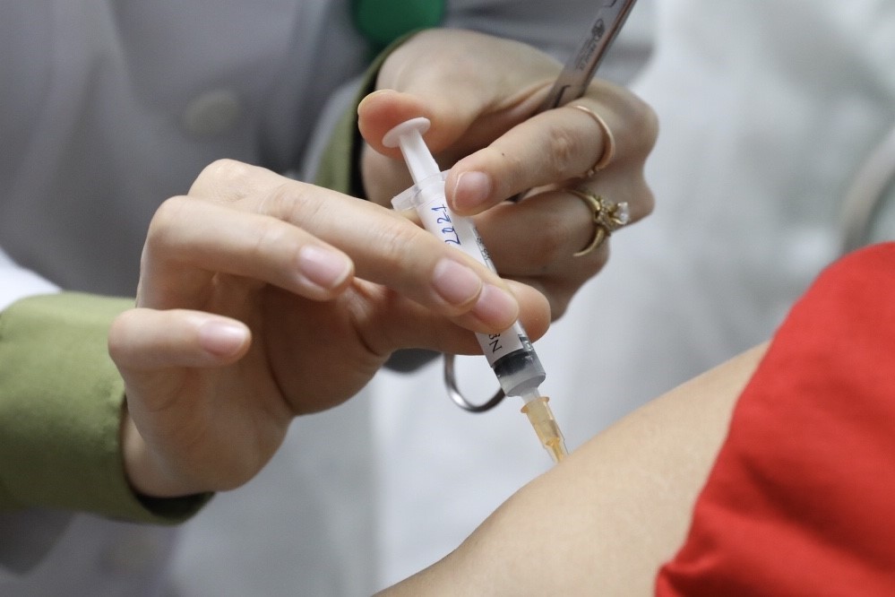 Tiêm thử nghiệm vaccine Nano Covax giai đoạn 2 cho tình nguyện viên.