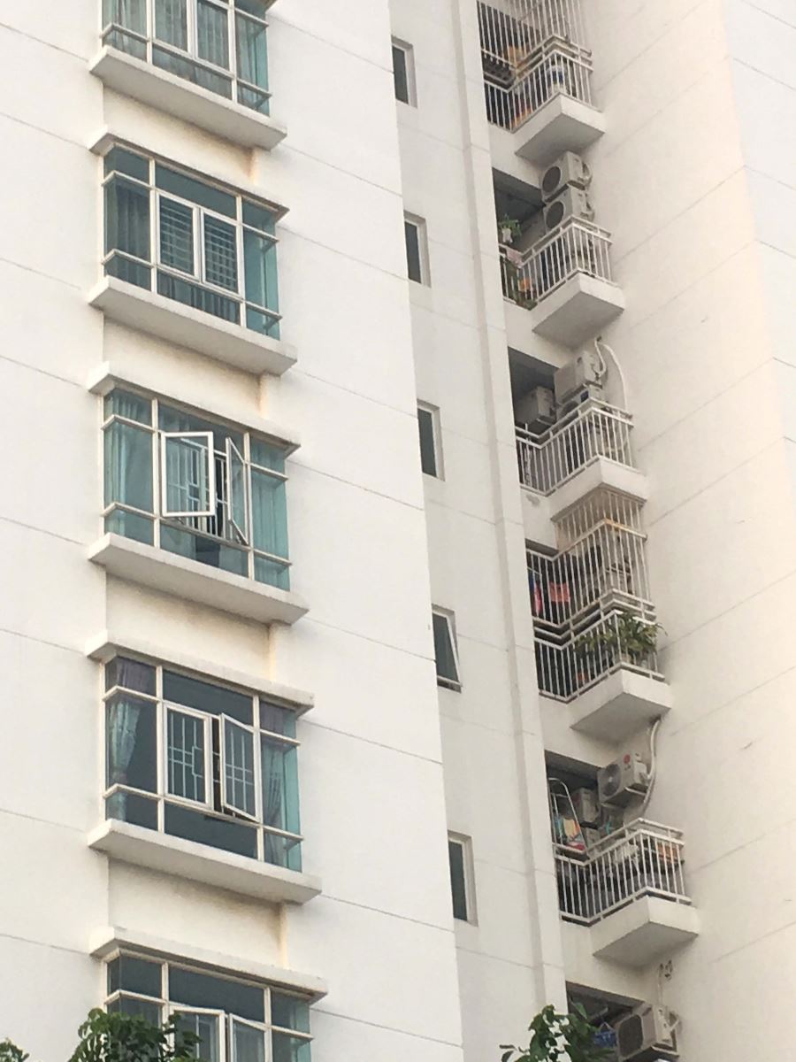 Người dân rào thêm khung sắt khu vực ban công tại căn hộ chung cư tại New Saigon - Hoàng Anh Gia Lai 3, huyện Nhà Bè, TP Hồ Chí Minh.