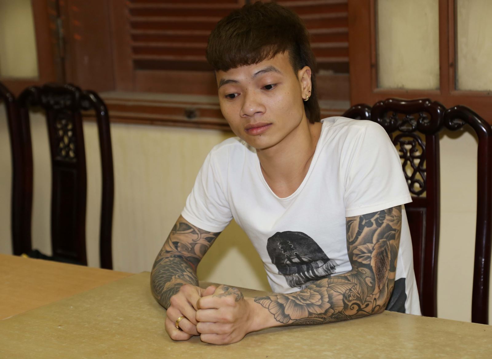 Ngô Bá Khá (tức Khá Bảnh) vào thời điểm bị bắt giữ để điều tra về tội tổ chức đánh bạc và đánh bạc trái phép, tháng 4/2019. Trước đó, Ngô Bá Khá nổi lên trên mạng xã hội với các video clip có nội dung bạo lực, trái với thuần phong mỹ tục, với gần 2 triệu lượt người theo dõi.