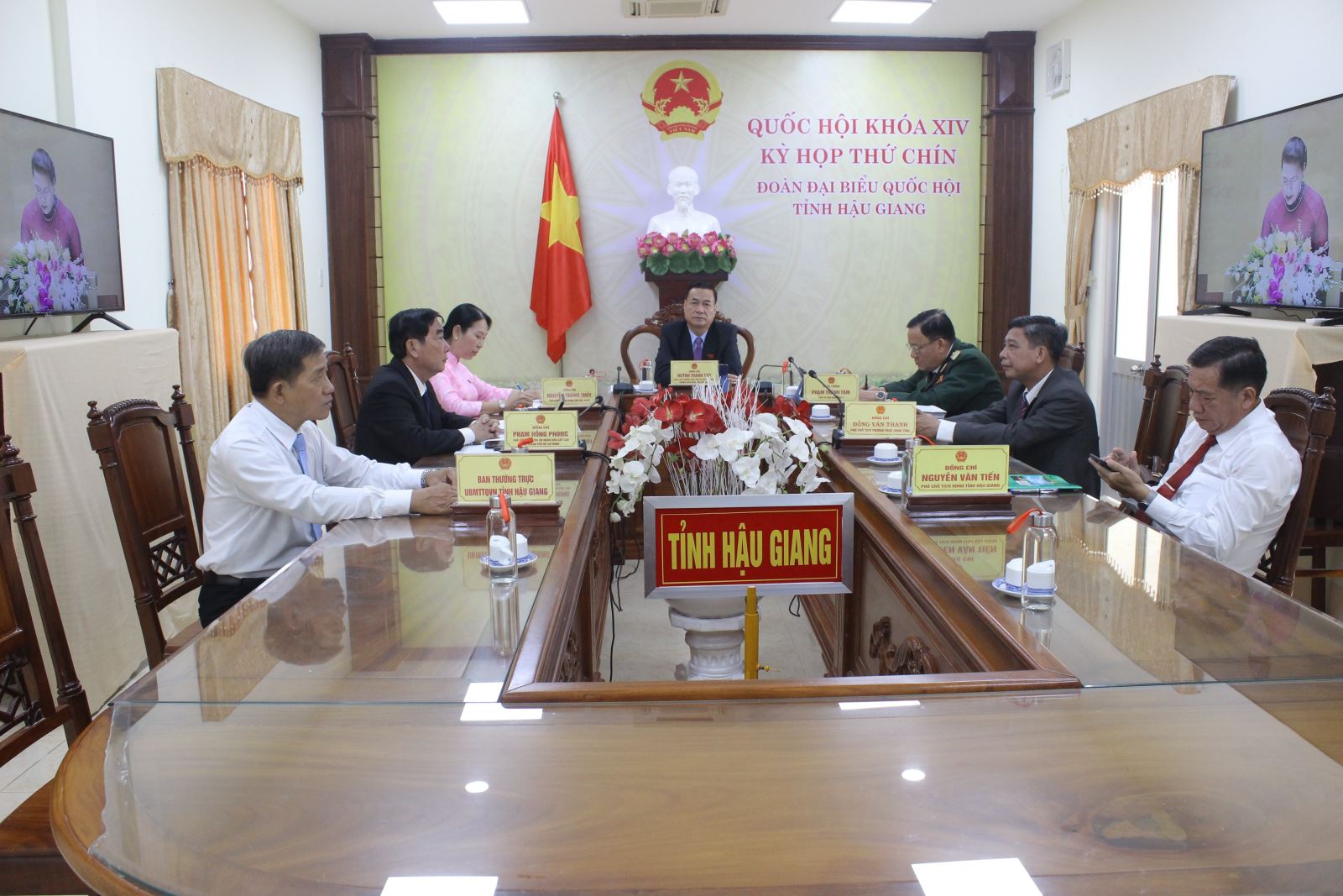 Đoàn đại biểu Quốc hội tỉnh Hậu Giang tham dự Kỳ họp thứ 9, Quốc hội khóa XIV bằng hình thức trực tuyến.