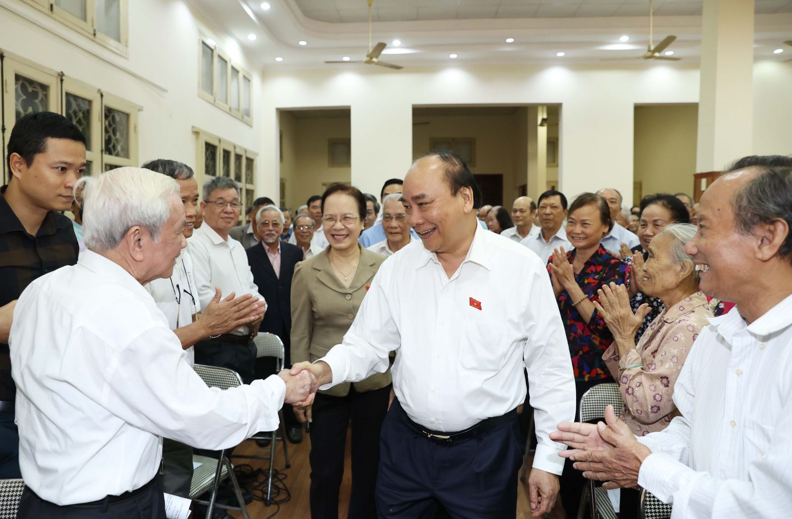 Sáng 13/10/2020, tại thành phố Hải Phòng, Thủ tướng Nguyễn Xuân Phúc và Đoàn đại biểu Quốc hội đơn vị thành phố Hải Phòng tiếp xúc cử tri là các cán bộ hưu trí Câu lạc bộ Bạch Đằng trước Kỳ họp thứ 10, Quốc hội khóa XIV.