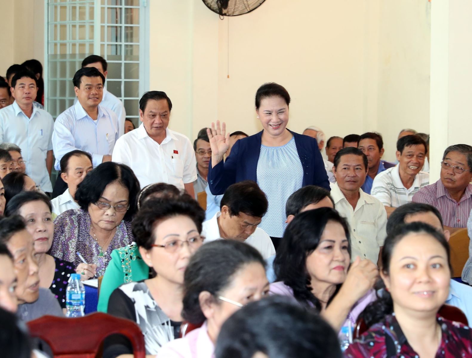 Chủ tịch Quốc hội Nguyễn Thị Kim Ngân và Đoàn đại biểu Quốc hội thành phố Cần Thơ tiếp xúc cử tri tại phường An Cư, quận Ninh Kiều, chuẩn bị cho Kỳ họp thứ 7, Quốc hội khóa XIV.
