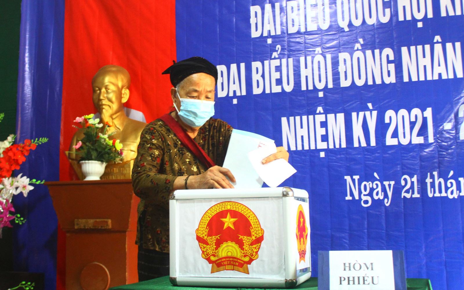 Sáng 21/5/2021, gần 43.000 cử tri là đồng bào các dân tộc Thái, Mông, Khơ Mú, Đan Lai tại 207 khu vực bỏ phiếu thuộc các xã miền núi, biên giới của 4 huyện: Kỳ Sơn, Tương Dương, Quế Phong và Con Cuông (tỉnh Nghệ An) đã hăng hái tham gia bầu cử sớm.