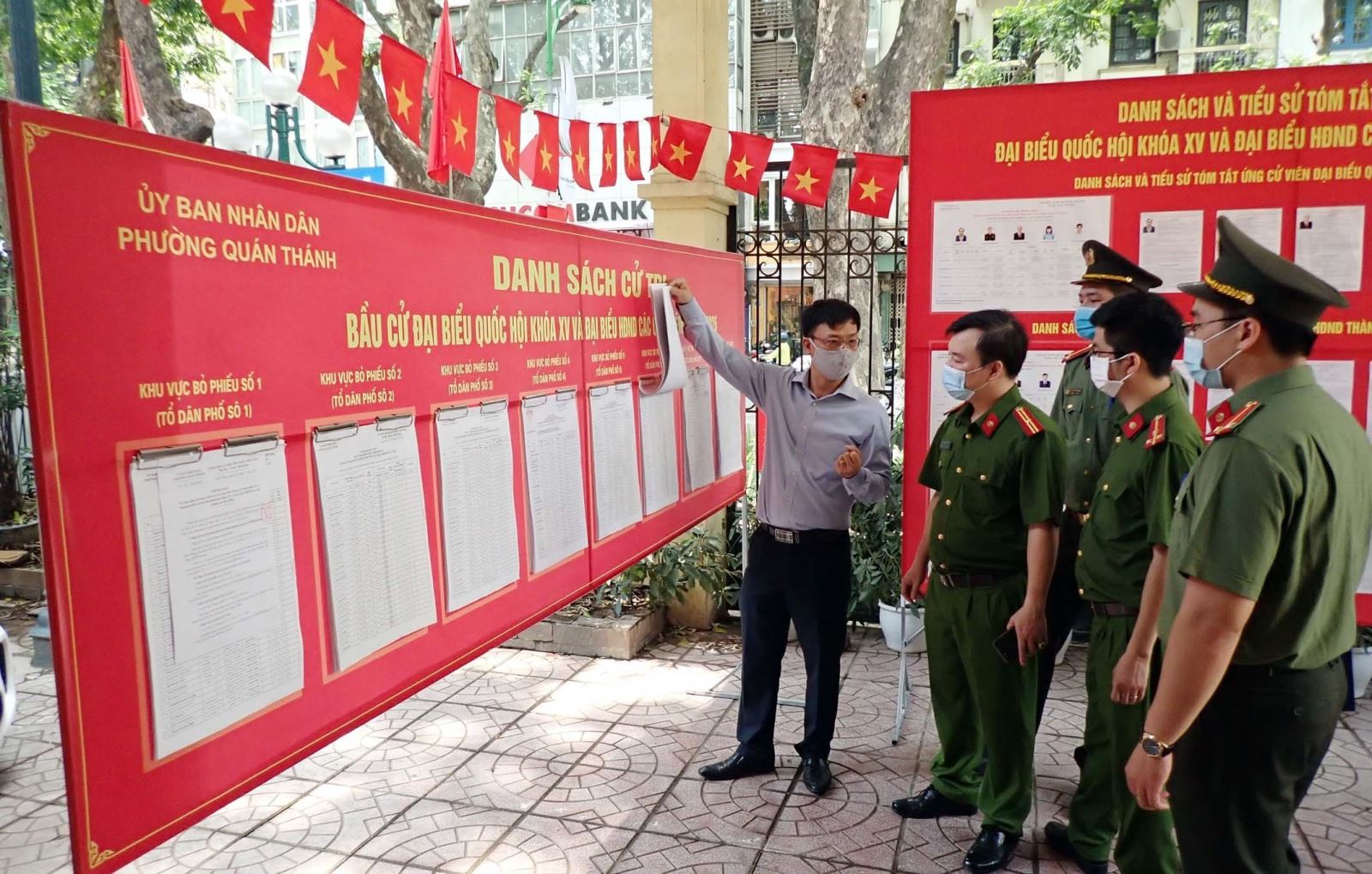 Công an quận Ba Đình (Hà Nội) đảm bảo chủ động từ sớm, từ xa để công tác bảo vệ Ngày bầu cử được an toàn trong mọi tình huống tại điểm bầu cử ở phường Quán Thánh.