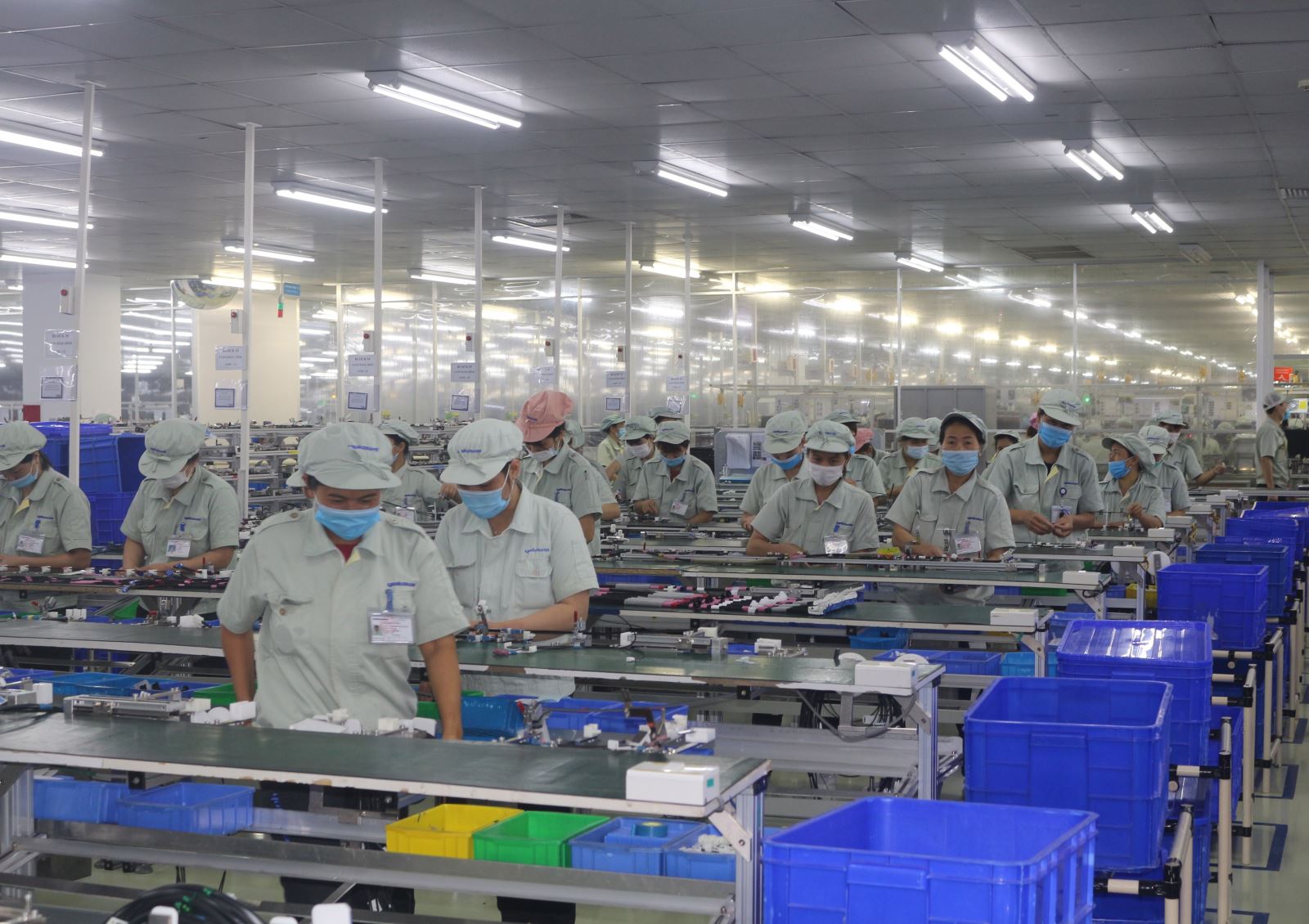 Công nhân tại Công ty TNHH YOKOWO Việt Nam (Hà Nam) thường xuyên đeo khẩu trang để phòng, chống dịch COVID-19.