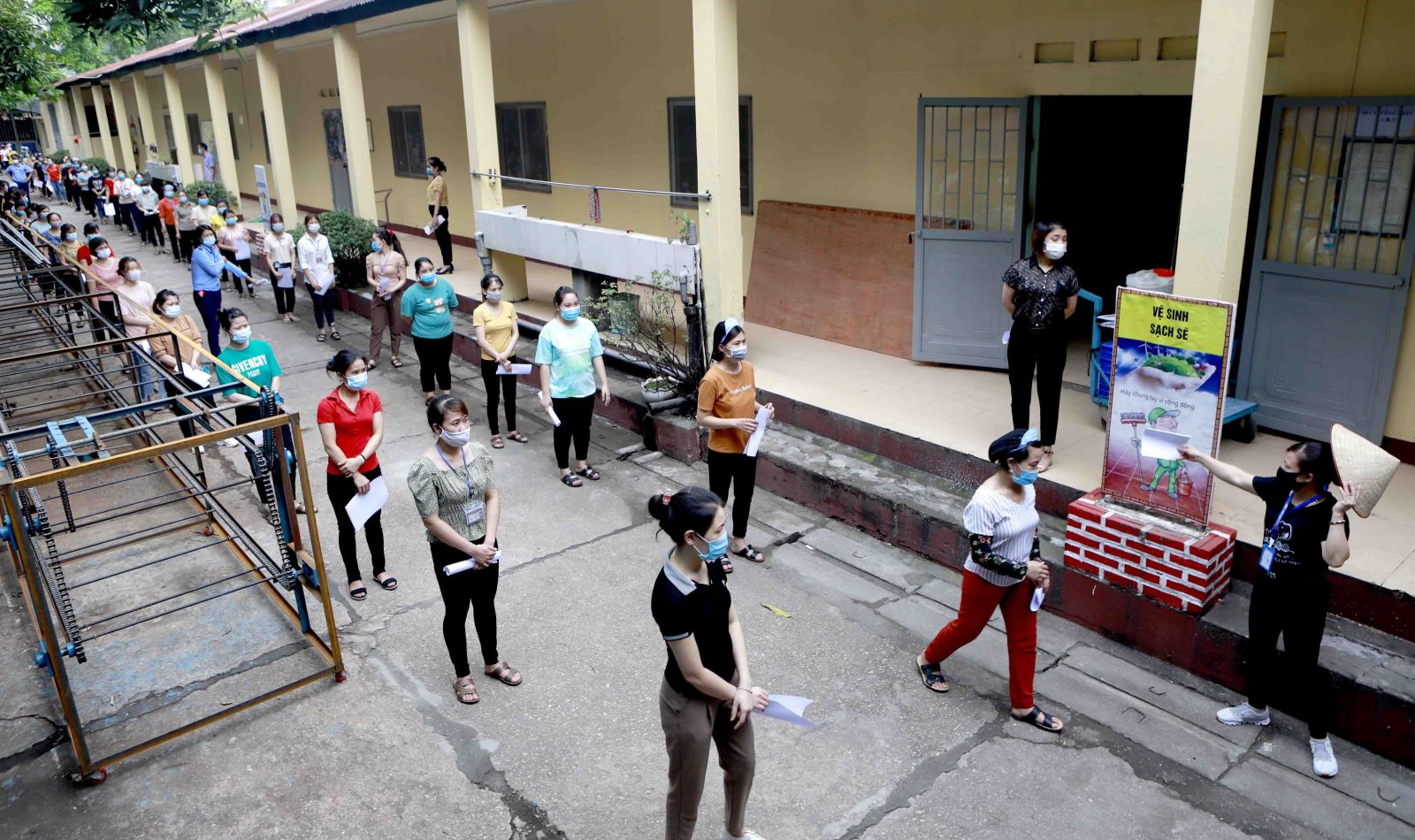 Công nhân Công ty Cổ phần Giày Vĩnh Yên (Vĩnh Phúc) xếp hàng chờ xét nghiệm COVID-19.
