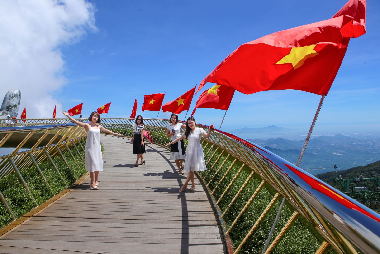 Giới trẻ thích thú check-in trên Cầu Vàng (Đà Nẵng).