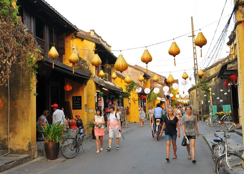 Khách du lịch trong và ngoài nước tham quan phố cổ Hội An.