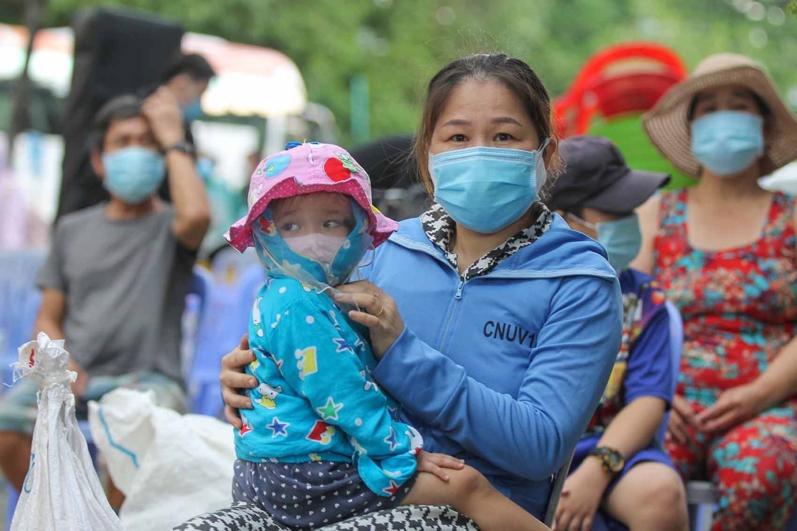 Người dân sinh sống tại các khu trọ, nhà lụp xụp, nhà trên ven kênh, hẻm sâu thuộc phường 12, 27, quận Bình Thạnh, được đưa về ở tại Nhà nghỉ Công đoàn Thanh Đa và khu chung cư 1050 quận Bình Thạnh để đảm bảo an sinh xã hội và phòng, chống dịch COVID-19.