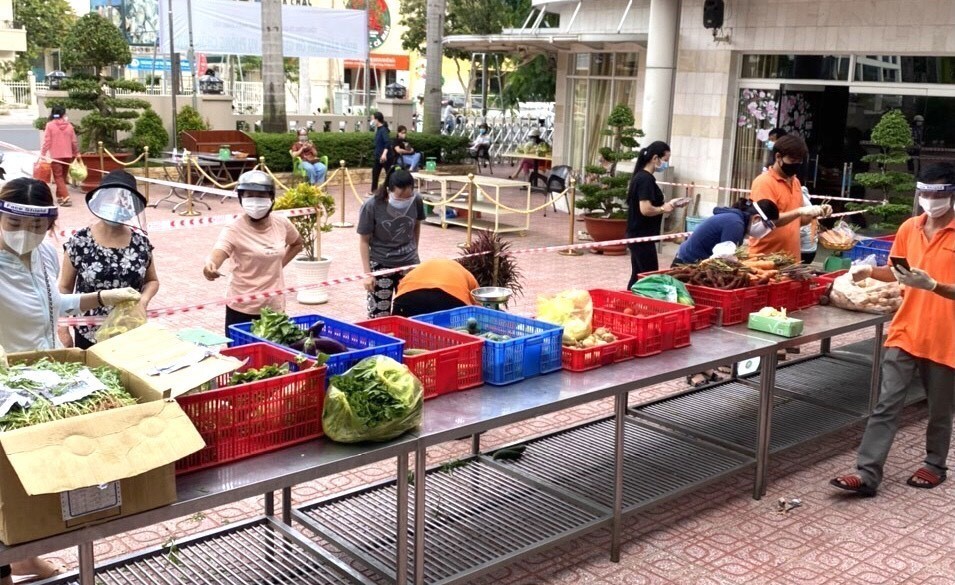 Người dân thực hiện 5K tại điểm bán hàng hóa thiết yếu bình ổn của Tổng công ty Công nghiệp thực phẩm Đồng Nai (Dofico) ở thành phố Biên Hòa.