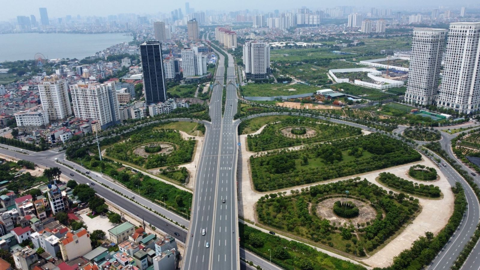 Đường phố Hà Nội "tĩnh lặng" trong những ngày thực hiện giãn cách xã hội.