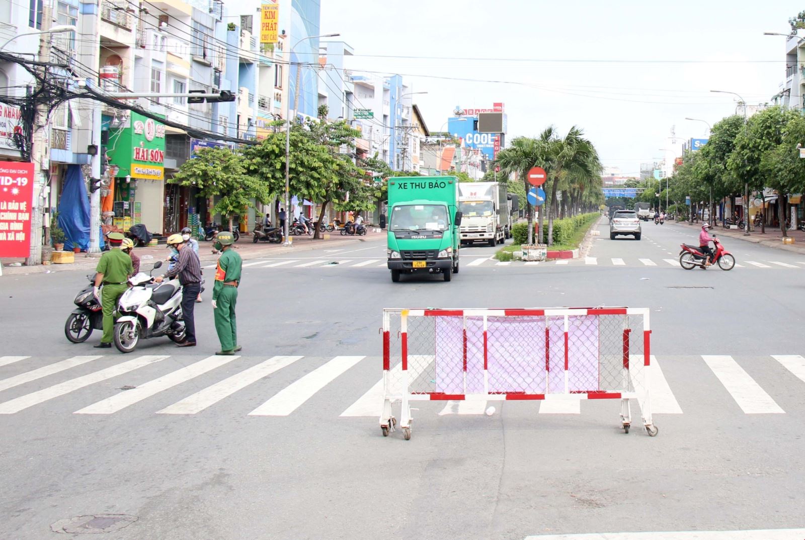 Chốt kiểm soát tại ngã tư Tô Ký - Nguyễn Văn Quá trên tuyến đường nối huyện Hóc Môn, Quận 12 với trung tâm TP Hồ Chí Minh.