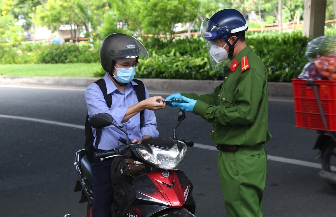 Lực lượng chức năng kiểm tra trên tuyến đường nối phường An Phú với phường Thảo Điền, thành phố Thủ Đức.