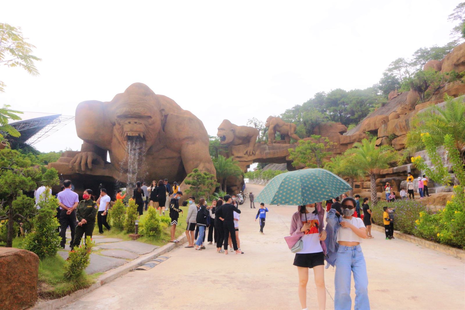 Khách tham quan Công viên King Kong, Tuần Châu (Quảng Ninh).