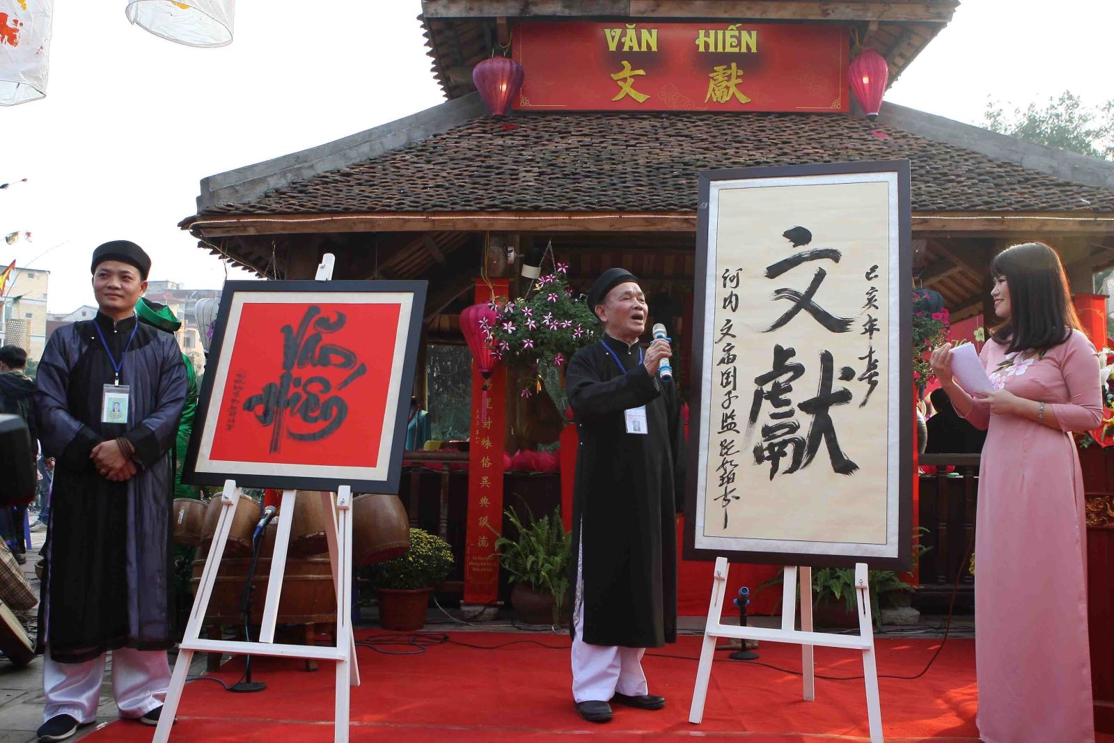 Trình diễn thư pháp - một nét đẹp tại Hội chữ Xuân ở khu vực Hồ Văn (Văn Miếu - Quốc Tử Giám).