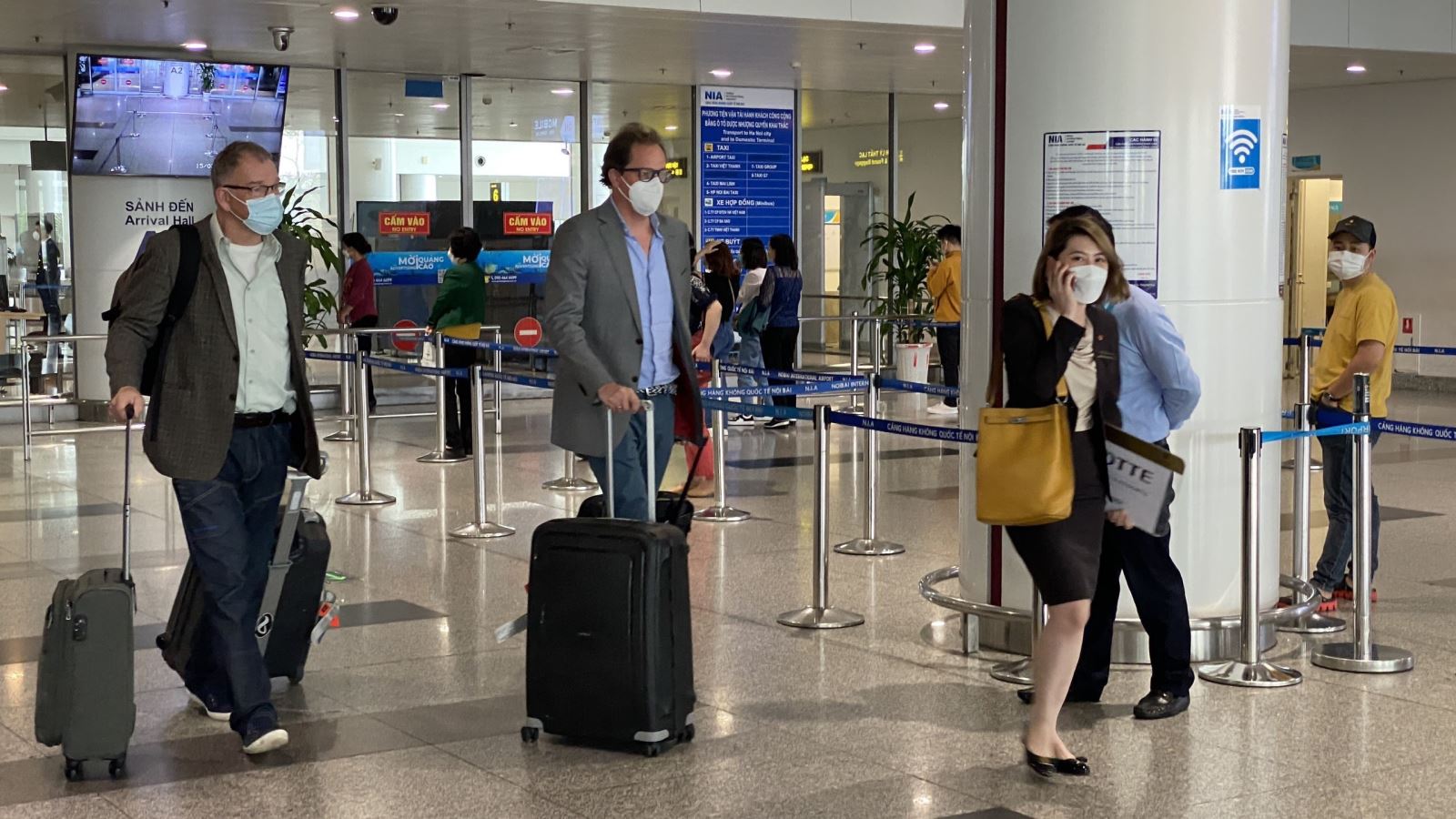 Ngày 15/3/2022, Cảng HKQT Nội Bài đón chuyến bay SQ192 của hãng hàng không Singapore Airlines từ Singapore đến Hà Nội hạ cánh an toàn, đánh dấu một mốc mới về mở cửa đón khách du lịch trở lại Việt Nam. Ảnh: TTXVN