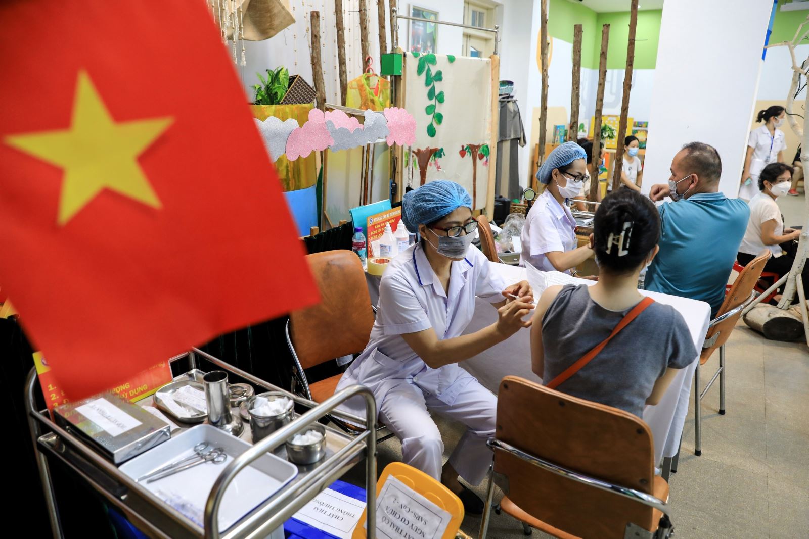 Thành phố Hà Nội triển khai tiêm vaccine phòng COVID-19 cho người dân.