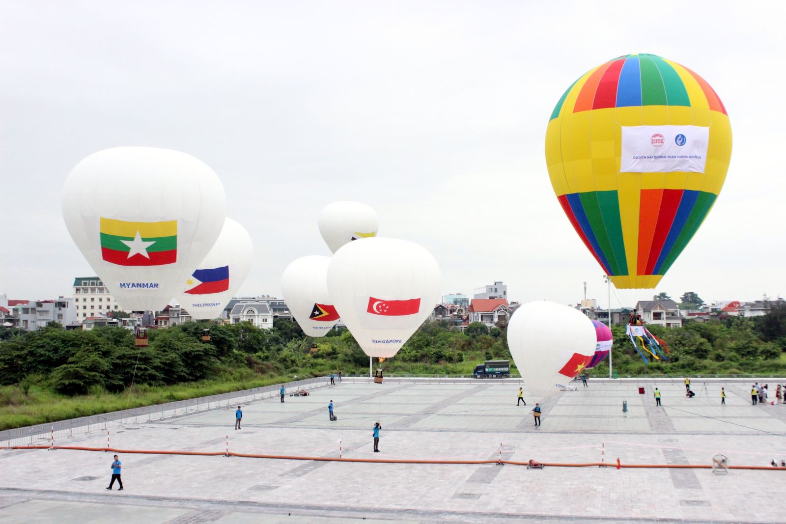 Chương trình trình diễn và bay trải nghiệm khinh khí cầu nằm trong chuỗi hoạt động chào mừng SEA Games 31, tại quảng trường Trung tâm Văn hóa xứ Đông (Hải Dương).