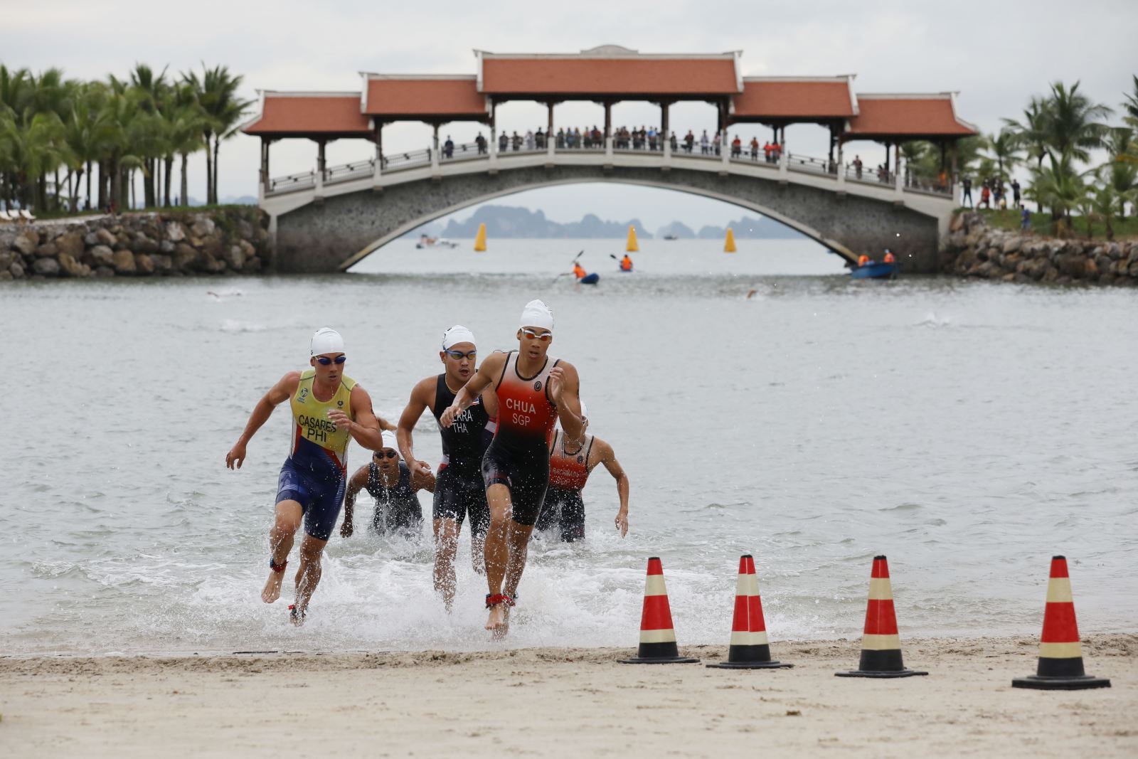 Các vận động viên thi đấu 3 môn phối hợp trong khuôn khổ SEA Games 31, tại bãi biển Khu du lịch quốc tế Tuần Châu (Hạ Long, Quảng Ninh).