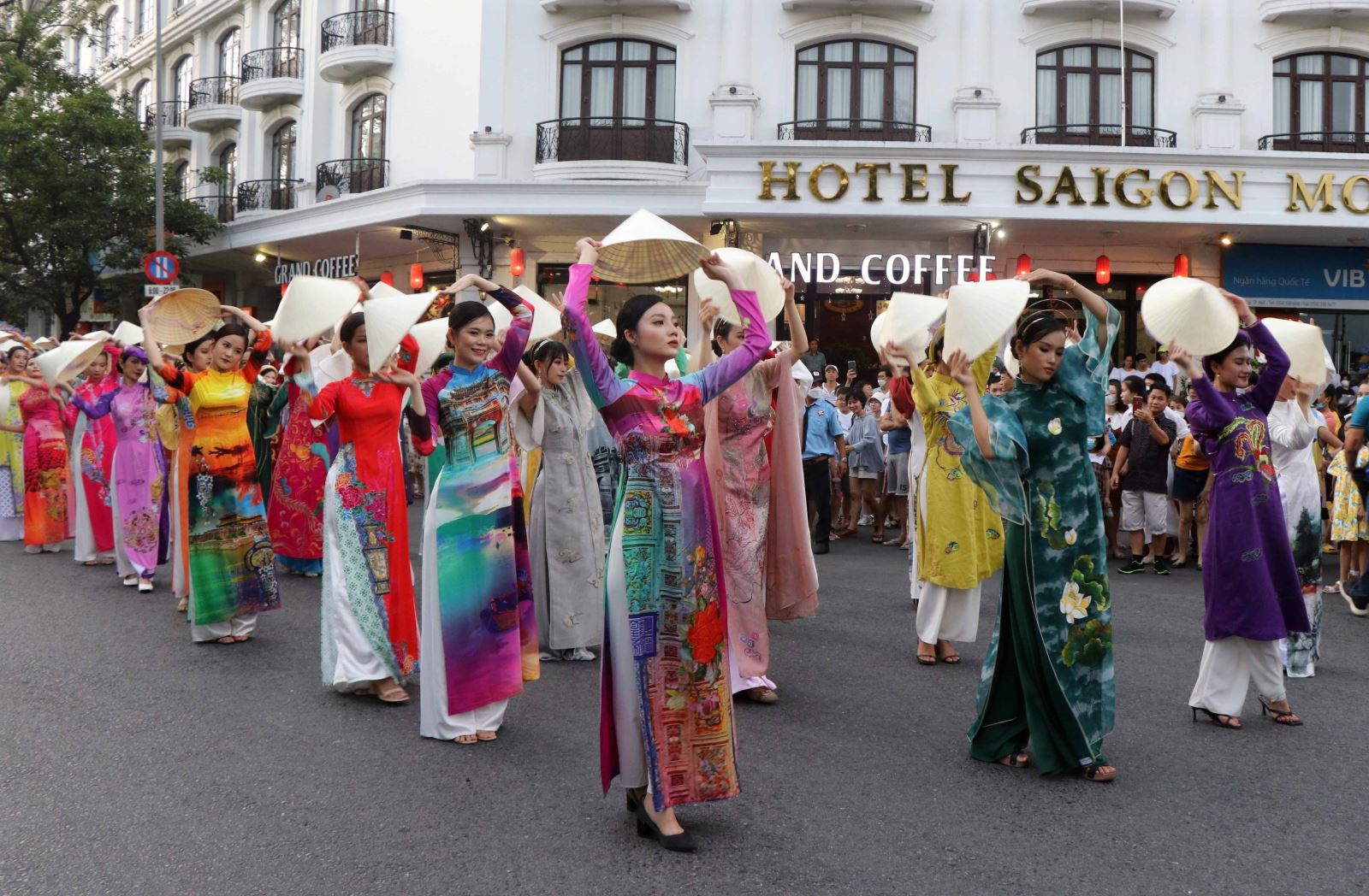 Tà áo dài Việt Nam trên các tuyến phố chính của thành phố Huế, trong khuôn khổ Tuần lễ Festival Huế 2022.