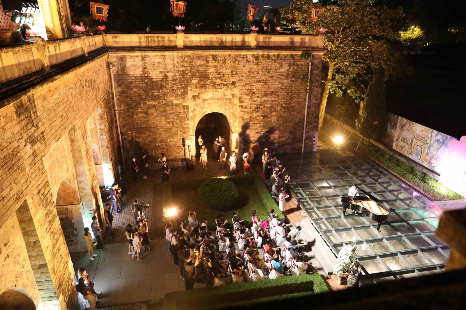 Tour đêm "Giải mã Hoàng thành Thăng Long" đem đến cho du khách những cảm nhận mới, lắng đọng và đầy tự hào trong không gian linh thiêng, lưu dấu ngàn năm lịch sử của khu di sản.