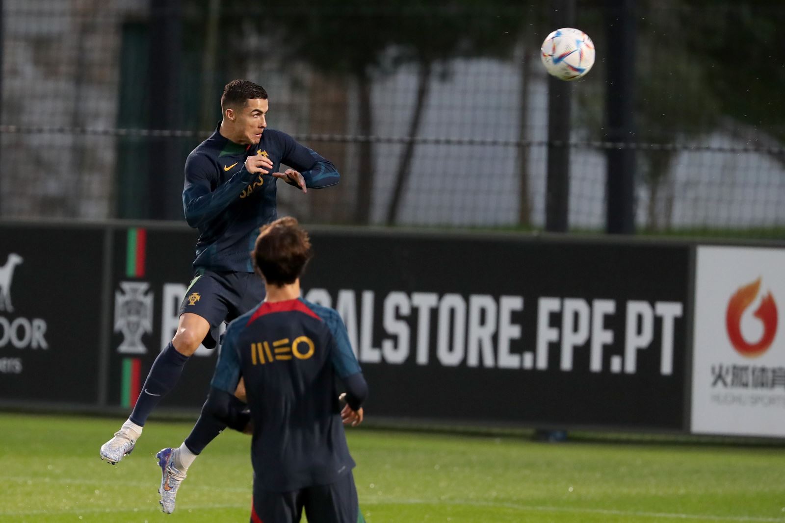 Tiền đạo Cristiano Ronaldo (trái) luyện tập cho giải vô địch World Cup 2022, ở Oeiras (Bồ Đào Nha) ngày 14/11/2022.