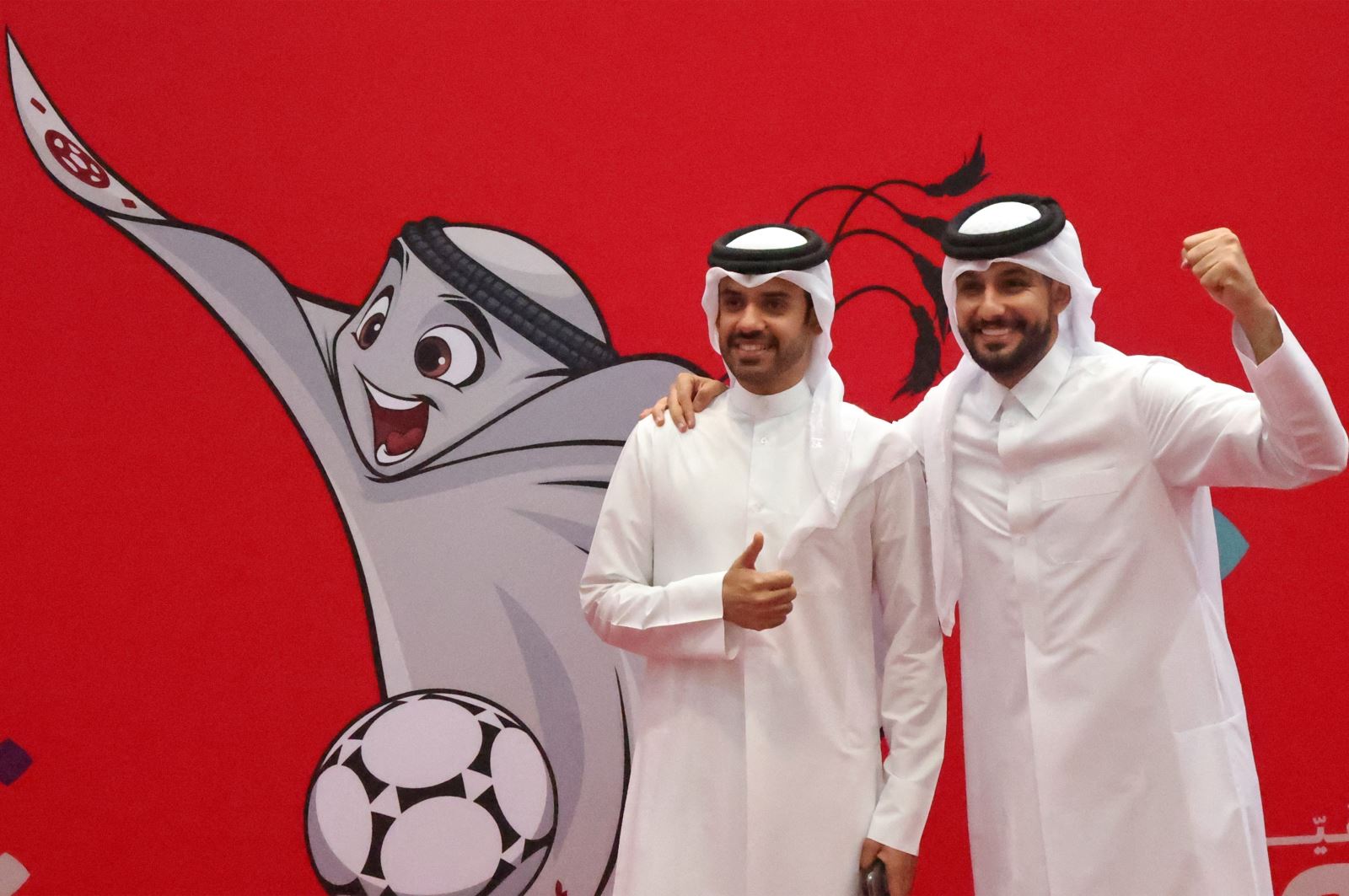 Người dân chụp ảnh bên hình ảnh linh vật World Cup Qatar 2022 tại trung tâm dịch vụ thẻ Hayya ở Doha, ngày 16/10/2022.