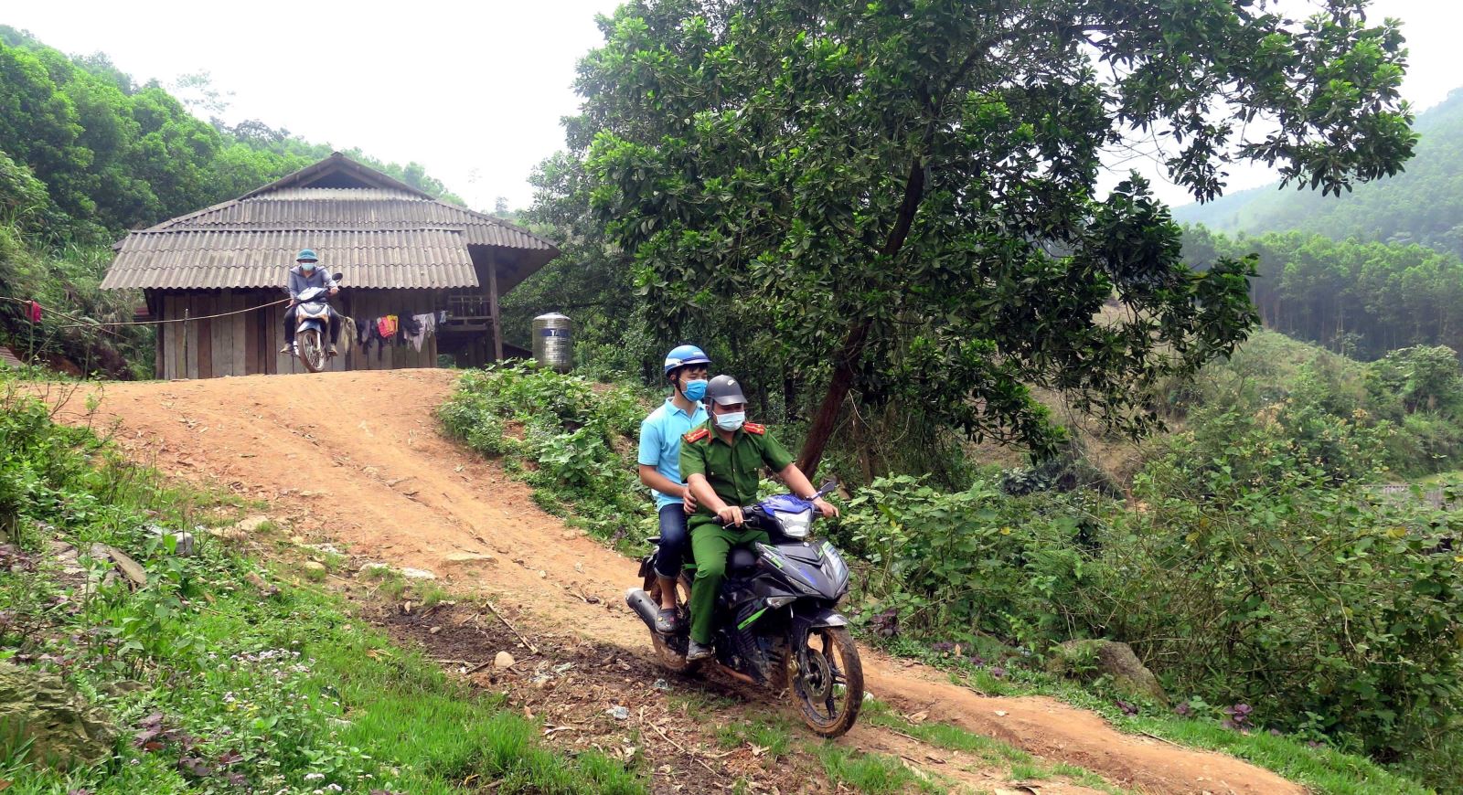 Lực lượng chức năng đi tuyên truyền để người dân hiểu và từ bỏ tổ chức bất hợp pháp Dương Văn Mình.