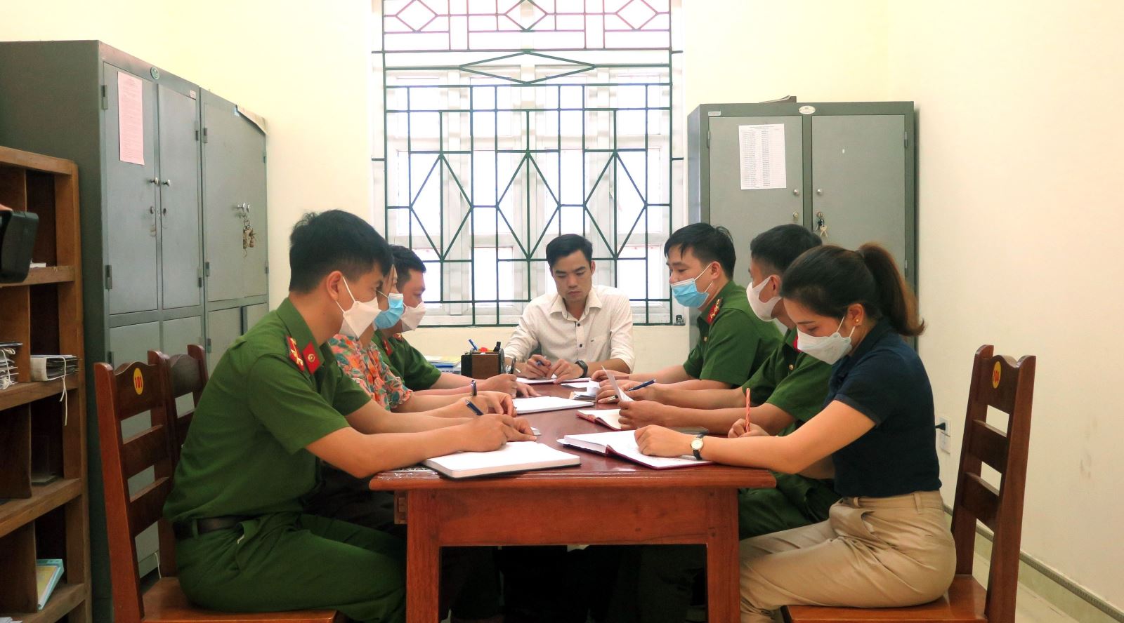 Lực lượng chức năng họp bàn giải pháp để tuyên truyền người dân hiểu và từ bỏ tổ chức bất hợp pháp Dương Văn Mình.