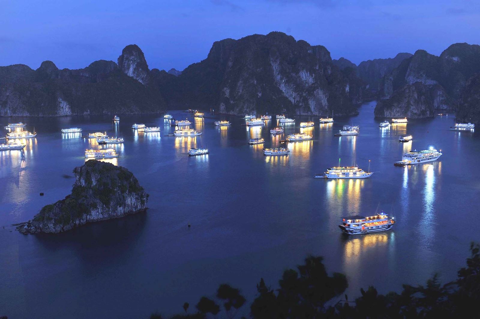 Trải nhiệm tour đêm Hoàng thành Thăng Long dành cho khách nước ngoài mang tên “Đêm Hoàng cung Thăng Long - Một cảm nhận độc đáo”.
