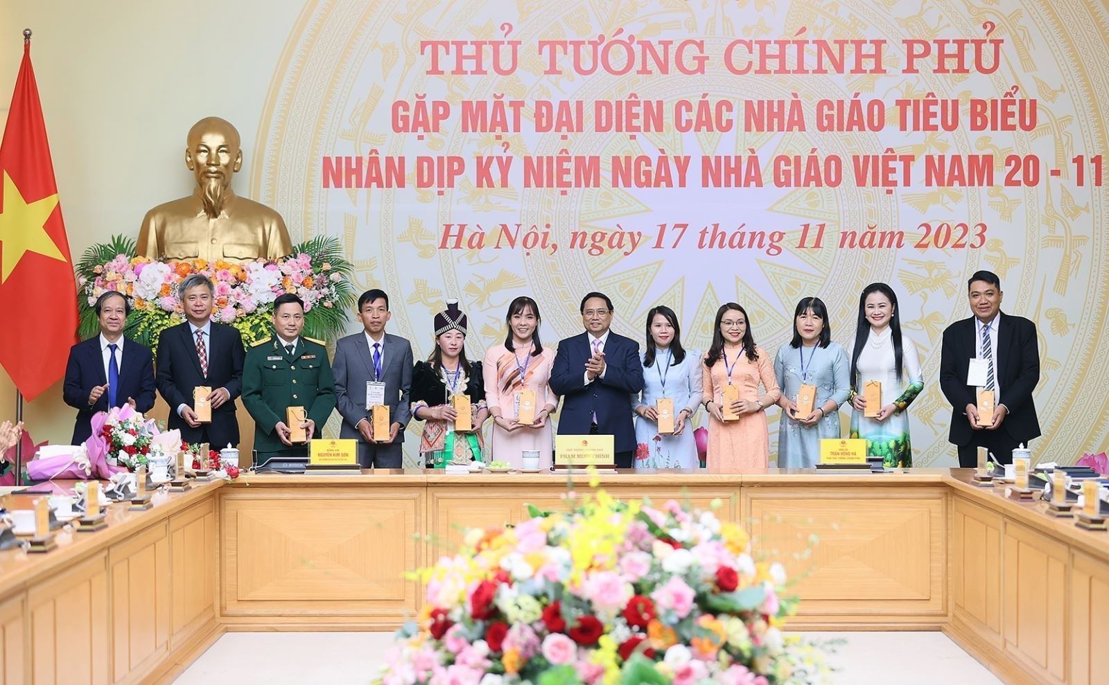 Thủ tướng Phạm Minh Chính tặng quà các nhà giáo, cán bộ quản lý giáo dục tiêu biểu.