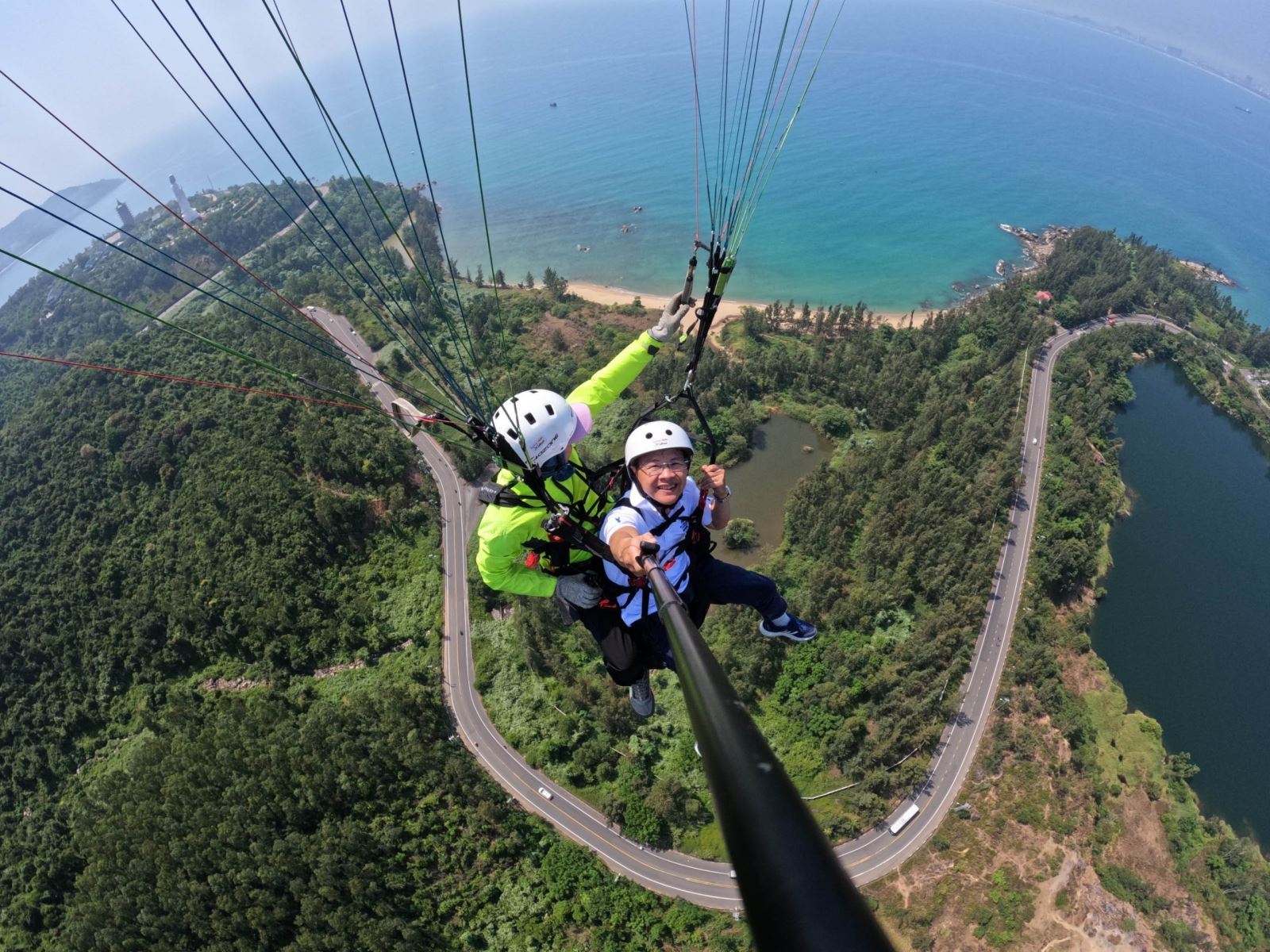 Du khách trải nghiệm bay dù lượn không động cơ trên bán đảo Sơn Trà (Đà Nẵng).