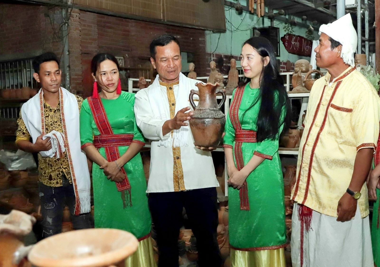 Ông Đàng Chí Quyết giới thiệu với du khách về gốm truyền thống của làng nghề gốm Bàu Trúc.