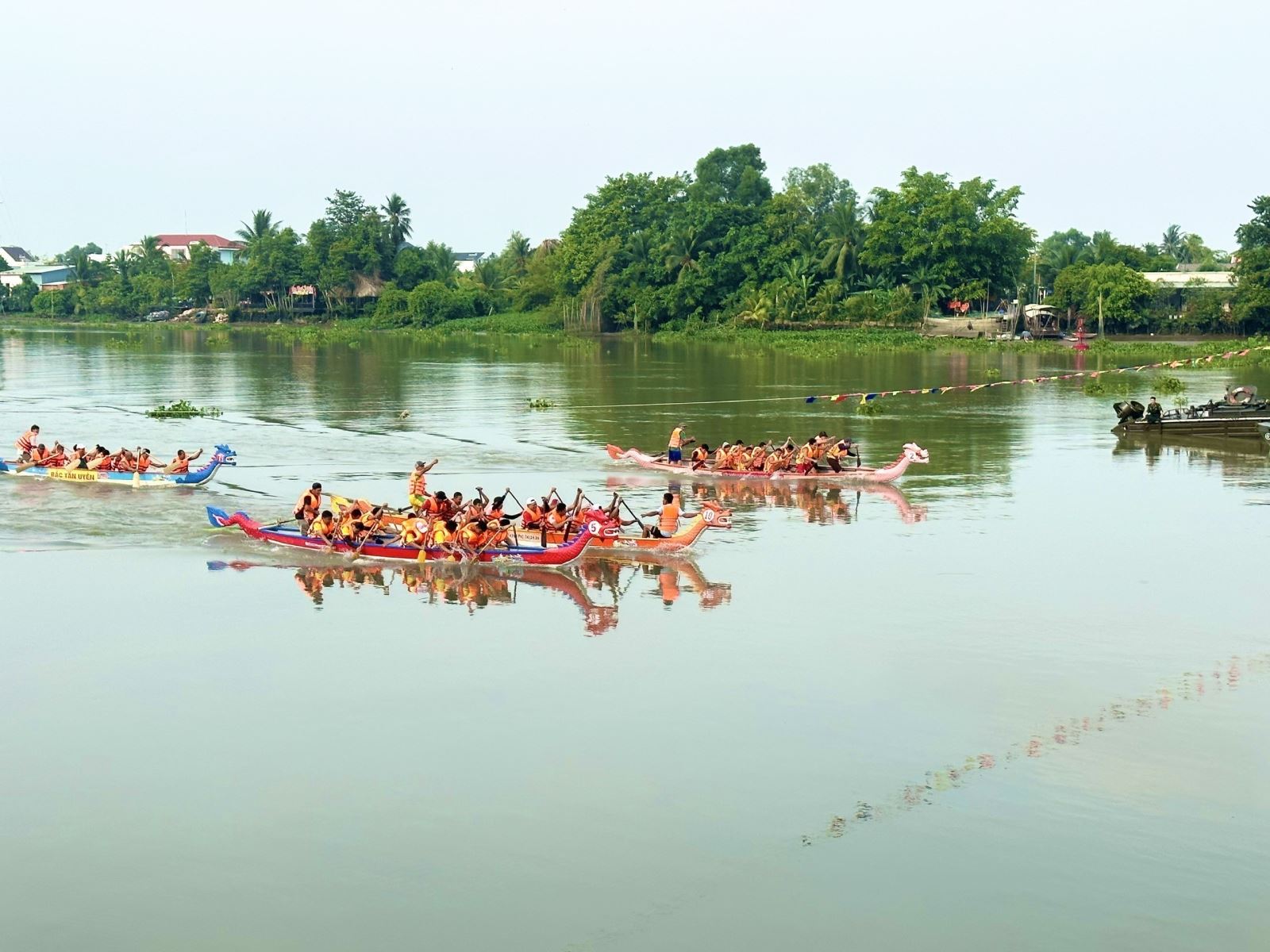 Giải đua thuyền truyền thống Bình Dương mở rộng 2023 diễn ra sôi nổi trên sông Sài Gòn.