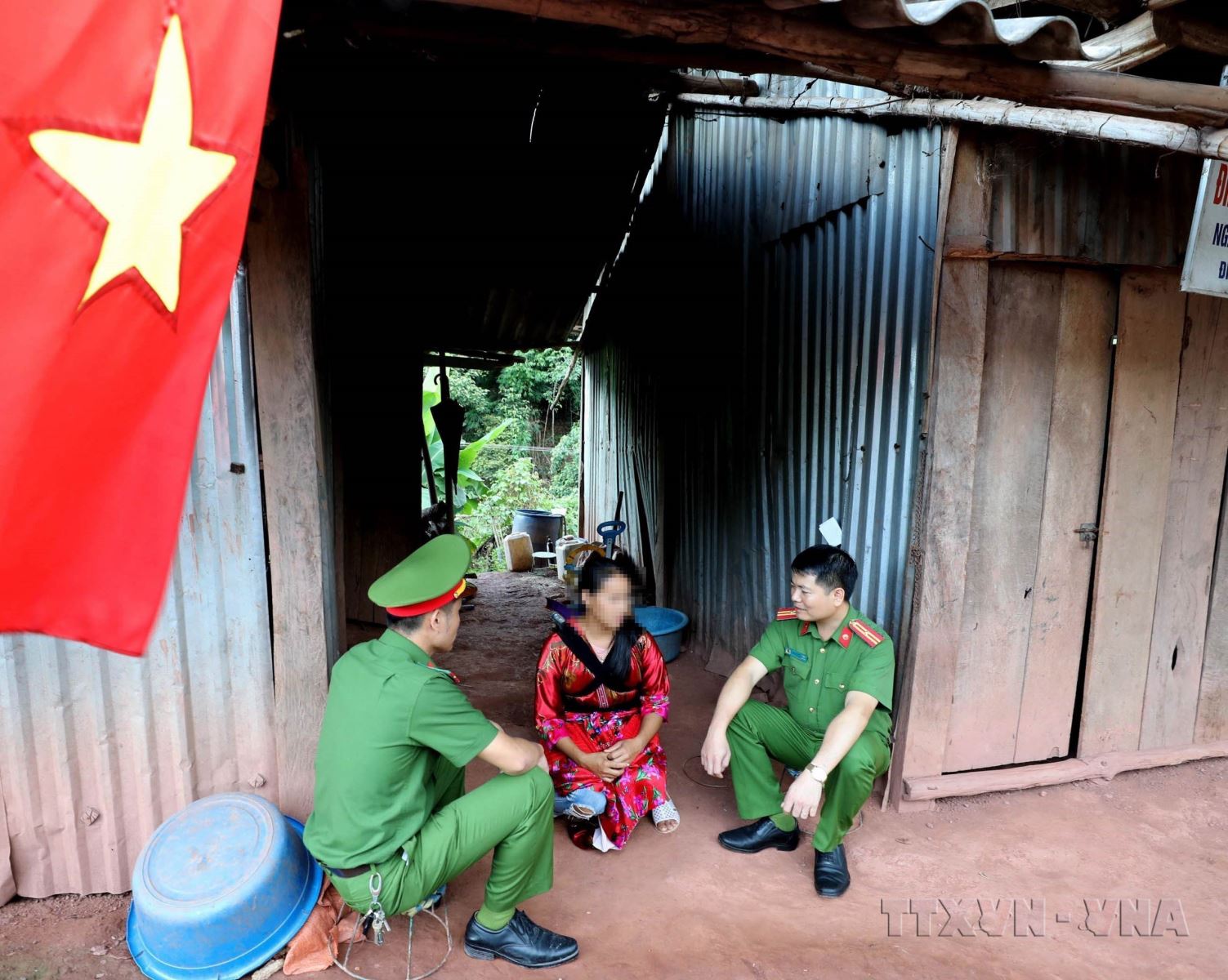 Công an huyện Mường Nhé thăm hỏi một nạn nhân mua bán người ở bản Co Lót, xã Mường Nhé (Lai Châu).
