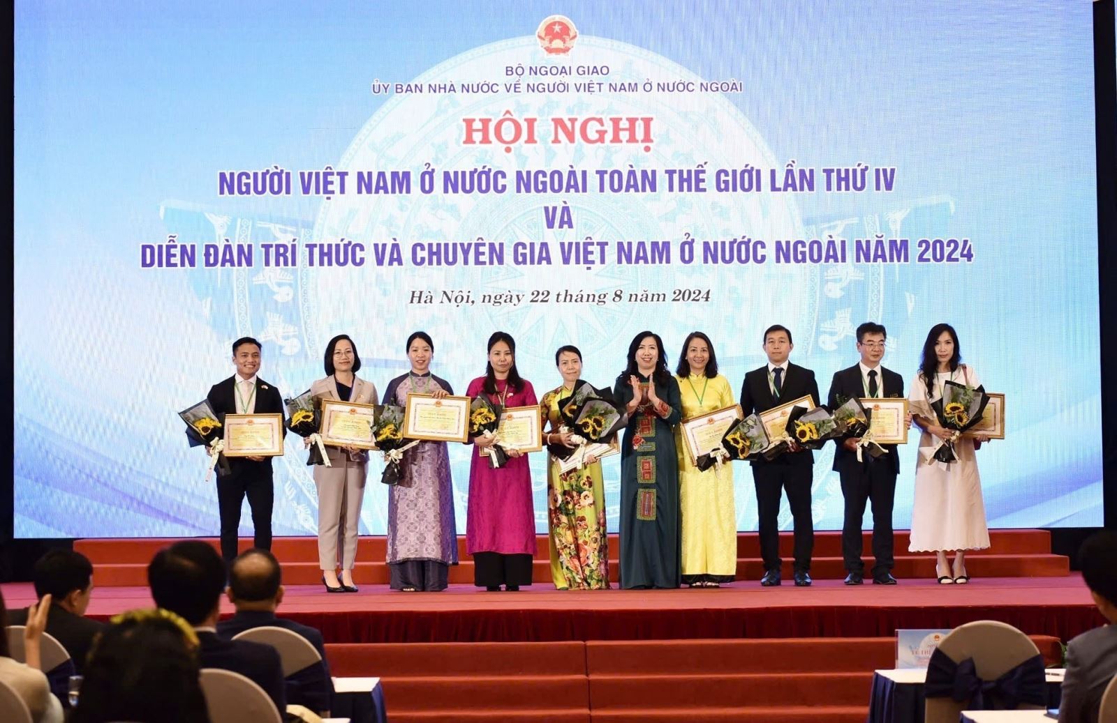Trao tặng Bằng khen của Bộ trưởng Bộ Ngoại giao và Giấy khen của Chủ nhiệm Ủy ban Nhà nước về người Việt Nam ở nước ngoài cho tập thể, cá nhân trong nước và kiều bào.
