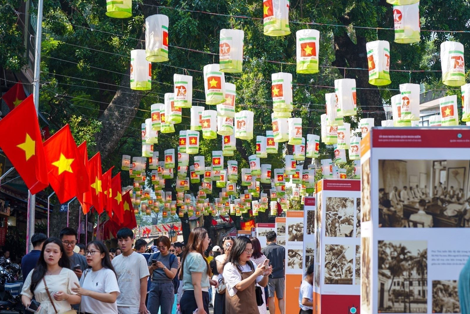 Không gian bích họa Phùng Hưng thu hút đông đảo người dân và du khách trong dịp kỷ niệm 70 năm ngày Giải phóng Thủ đô Hà Nội.
