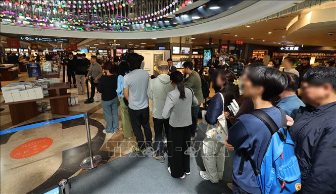 Sách của nữ nhà văn đoạt giải Nobel Han Kang 'cháy hàng' ở Hàn Quốc