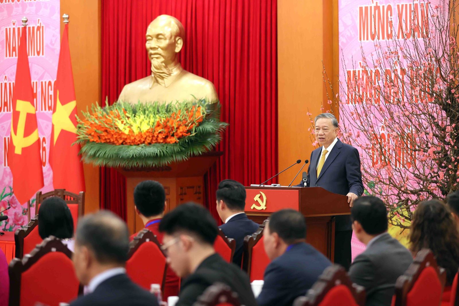 Chiều 8/2/2026, tại Trụ sở Trung ương Đảng, Tổng Bí thư Tô Lâm gặp mặt Đoàn kiều bào tiêu biểu tham dự Chương trình Xuân Quê hương 2026.