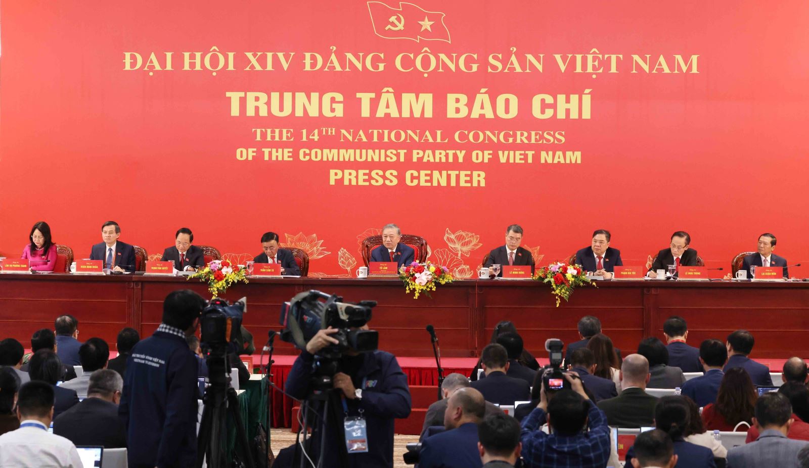 Chiều 23/1/2026, tại Trung tâm Hội nghị Quốc gia (Hà Nội), ngay sau khi kết thúc phiên bế mạc, Tổng Bí thư Tô Lâm chủ trì buổi họp báo quốc tế công bố kết quả Đại hội XIV của Đảng.