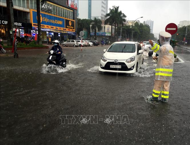Nhiều tuyến đường ở Nghệ An vẫn bị ách tắc do sạt lở, ngập nước
