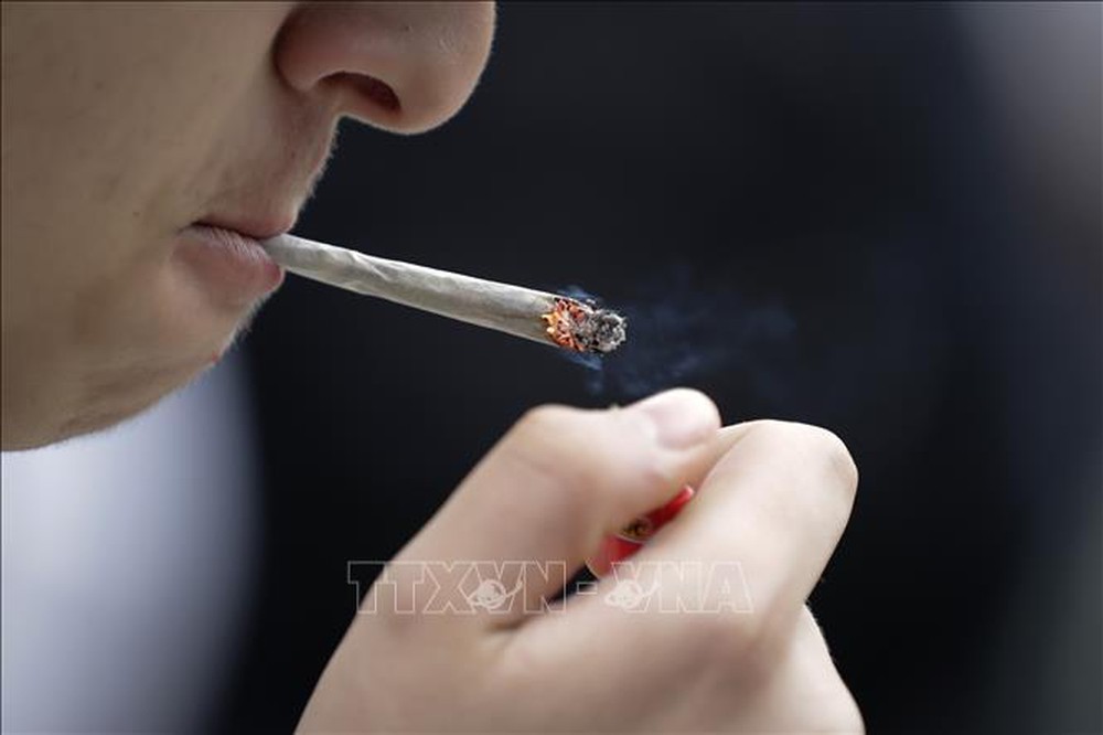 Hút thuốc trên ban công nhà mình sẽ bị quy trách nhiệm nếu xảy ra hỏa hoạn