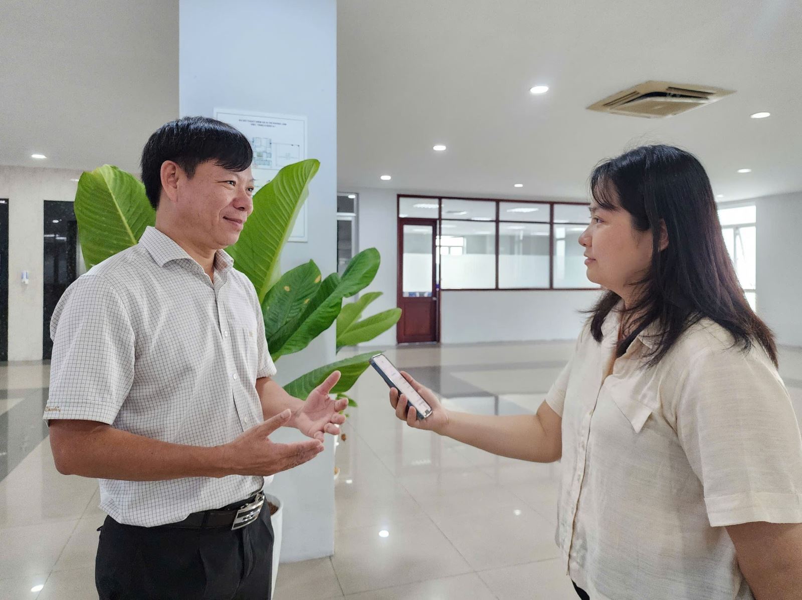 Tiến sĩ Nguyễn Trung Nhân, Trưởng phòng Đào tạo, Trường Đại học Công nghiệp Thành phố Hồ Chí Minh trao đổi với phóng viên TTXVN