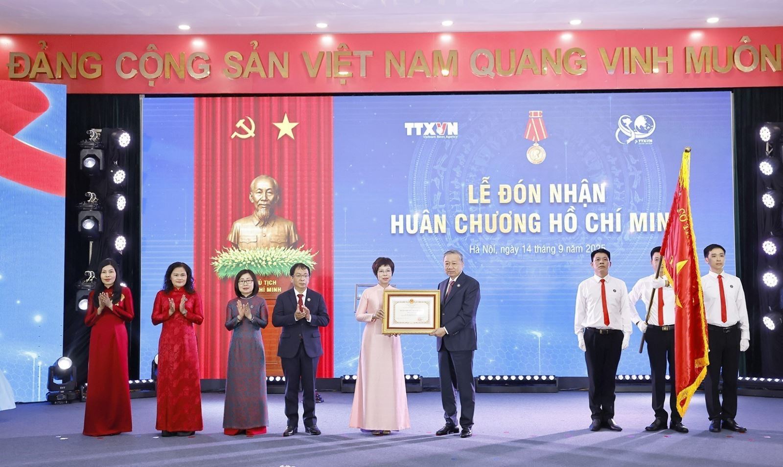 Tổng Bí thư Tô Lâm trao tặng Huân chương Hồ Chí Minh (lần thứ 3) cho Thông tấn xã Việt Nam, ngày 14/9/2025.