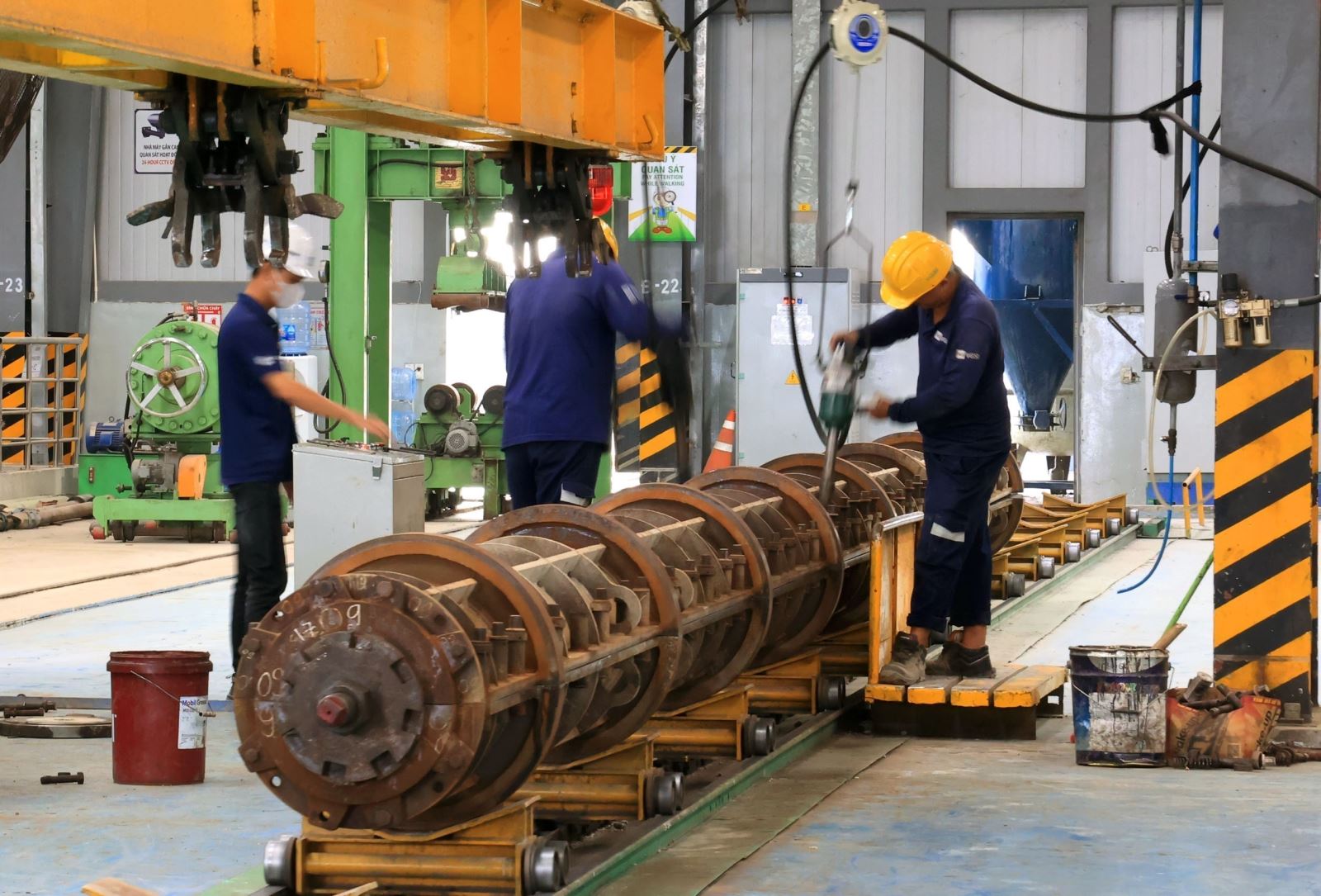 Công nhân sản xuất ống chịu lực ly tâm trong Khu công nghiệp chuyên sâu Phú Mỹ 3, phường Tân Phước, TP Hồ Chí Minh.