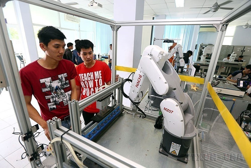 Trung tâm Đào tạo khu công nghệ cao Thành phố Hồ Chí Minh (SHTP-Traing) có Trung tâm Đào tạo và chuyển giao công nghệ Việt Nhật trực thuộc SHTP và một tổ hợp phòng thí nghiệm Robot - Tự động hóa (Robot-Automation Hub) với nhiều Robot và thiết bị máy móc hiện đại.