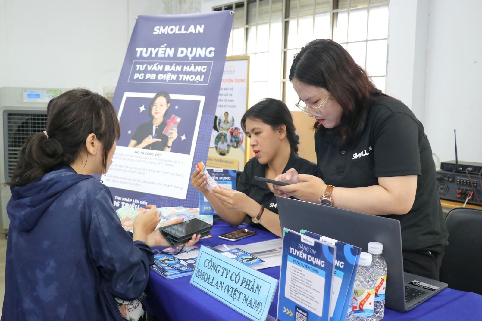 Người lao động tìm việc tại Trung tâm Dịch vụ việc làm Thành phố Hồ Chí Minh.