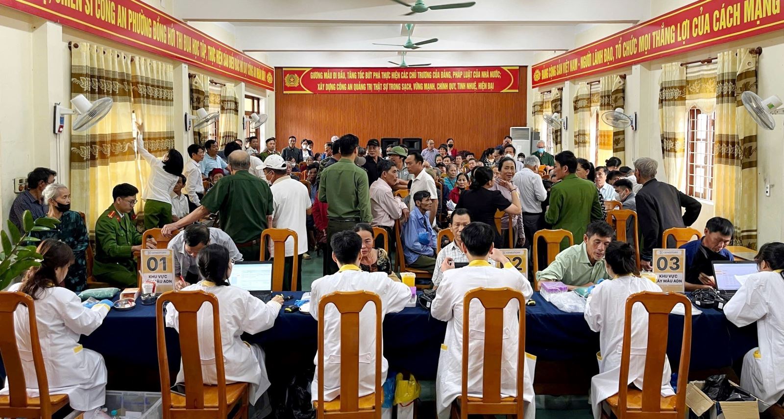 Công an tỉnh Quảng Trị phối hợp với các đơn vị liên quan rà soát dữ liệu, xác minh thân nhân, tổ chức thu nhận mẫu sinh phẩm ADN nhằm đẩy nhanh công tác xác định danh tính liệt sĩ.