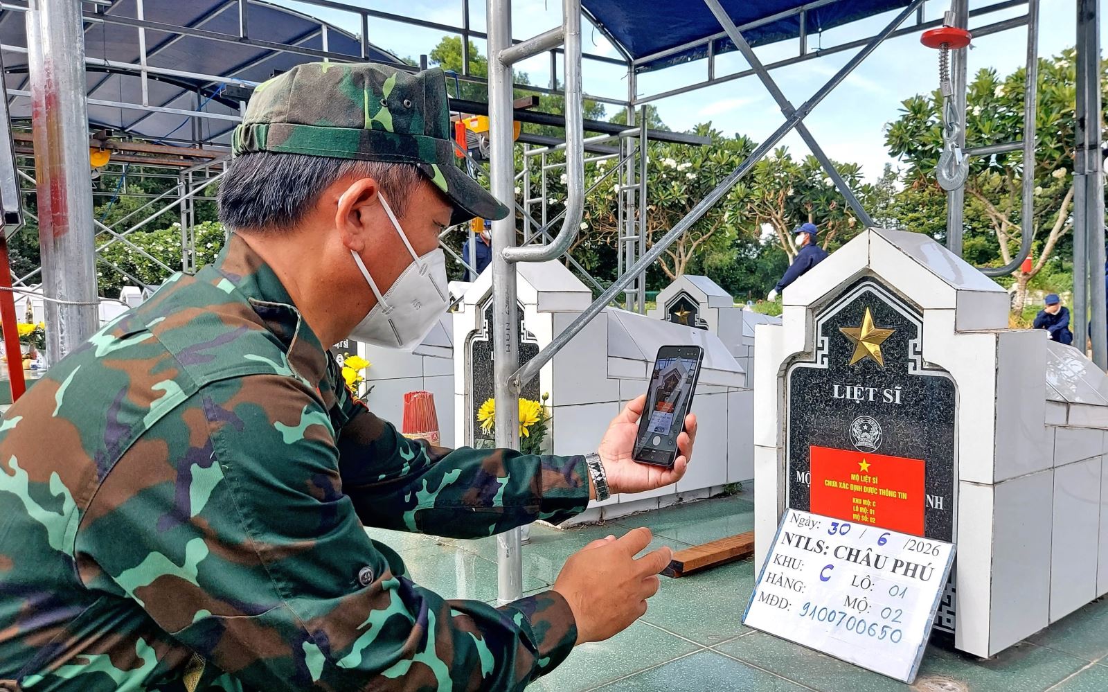 Lực lượng chức năng tỉnh An Giang thực hiện số hoá thông tin các phần mộ liệt sĩ trước khi tiến hành khai quật để lấy mẫu sinh phẩm giám định ADN tại Nghĩa trang liệt sĩ Châu Phú.